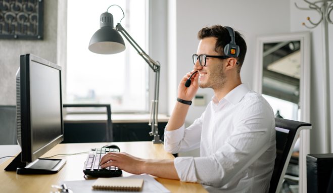 Joven con headset trabajando remoto